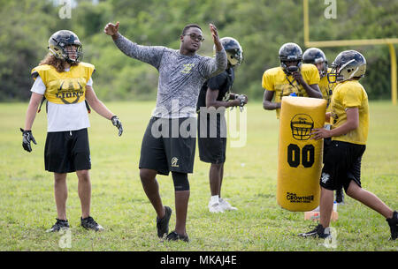 Boca Raton, Florida, USA. 7. Mai, 2018. Sebastian Bruno kam in Südflorida nach dem Erdbeben in Haiti. Bruno ein älterer an olympischen Höhen Gemeinschaft High School entdeckten ein Talent für Mathematik, ein Talent für Fußball und landete ein Stipendium an der Yale University. Bruno hilft mit einer Feder Fußball Praxis in Boca Raton, Florida am 7. Mai 2018. Credit: Allen Eyestone/der Palm Beach Post/ZUMA Draht/Alamy leben Nachrichten Stockfoto