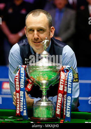 Sheffield. 7. Mai, 2018. Mark Williams von Wales wirft mit Trophäe nach seiner abschließenden mit John Higgins von Schottland an der World Snooker Championship 2018 im Crucible Theatre in Sheffield, Großbritannien am 7. Mai 2018. Mark Williams gewann 18-16, um den Titel zu behaupten. Credit: Han Yan/Xinhua/Alamy leben Nachrichten Stockfoto