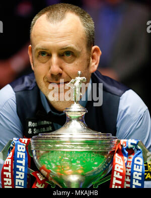 Sheffield. 7. Mai, 2018. Mark Williams von Wales wirft mit Trophäe nach seiner abschließenden mit John Higgins von Schottland an der World Snooker Championship 2018 im Crucible Theatre in Sheffield, Großbritannien am 7. Mai 2018. Mark Williams gewann 18-16, um den Titel zu behaupten. Credit: Han Yan/Xinhua/Alamy leben Nachrichten Stockfoto