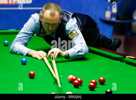 Sheffield. 7. Mai, 2018. Mark Williams von Wales konkurriert während seiner letzten mit John Higgins von Schottland an der World Snooker Championship 2018 im Crucible Theatre in Sheffield, Großbritannien am 7. Mai 2018. Mark Williams gewann 18-16, um den Titel zu behaupten. Credit: Han Yan/Xinhua/Alamy leben Nachrichten Stockfoto