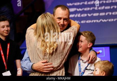 Sheffield. 7. Mai, 2018. Mark Williams von Wales umarmt seine Frau nach seiner abschließenden mit John Higgins von Schottland an der World Snooker Championship 2018 im Crucible Theatre in Sheffield, Großbritannien am 7. Mai 2018. Mark Williams gewann 18-16, um den Titel zu behaupten. Credit: Han Yan/Xinhua/Alamy leben Nachrichten Stockfoto