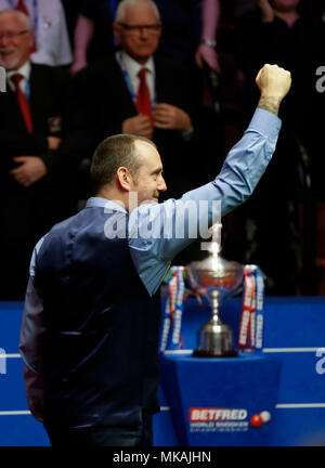 Sheffield. 7. Mai, 2018. Mark Williams von Wales feiert nach seinem letzten mit John Higgins von Schottland an der World Snooker Championship 2018 im Crucible Theatre in Sheffield, Großbritannien am 7. Mai 2018. Mark Williams gewann 18-16, um den Titel zu behaupten. Credit: Han Yan/Xinhua/Alamy leben Nachrichten Stockfoto