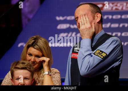 Sheffield. 7. Mai, 2018. Mark Williams von Wales reagiert nach seiner abschließenden mit John Higgins von Schottland an der World Snooker Championship 2018 im Crucible Theatre in Sheffield, Großbritannien am 7. Mai 2018. Mark Williams gewann 18-16, um den Titel zu behaupten. Credit: Han Yan/Xinhua/Alamy leben Nachrichten Stockfoto