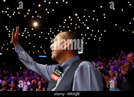 Sheffield. 7. Mai, 2018. Mark Williams von Wales feiert nach seinem letzten mit John Higgins von Schottland an der World Snooker Championship 2018 im Crucible Theatre in Sheffield, Großbritannien am 7. Mai 2018. Mark Williams gewann 18-16, um den Titel zu behaupten. Credit: Han Yan/Xinhua/Alamy leben Nachrichten Stockfoto