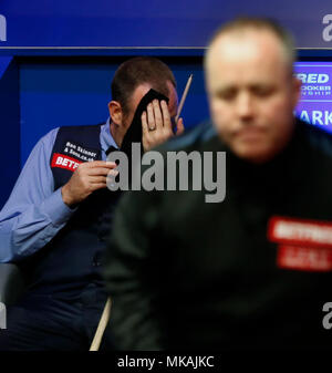 Sheffield. 7. Mai, 2018. Mark Williams von Wales reagiert während seiner letzten mit John Higgins von Schottland an der World Snooker Championship 2018 im Crucible Theatre in Sheffield, Großbritannien am 7. Mai 2018. Mark Williams gewann 18-16, um den Titel zu behaupten. Credit: Han Yan/Xinhua/Alamy leben Nachrichten Stockfoto