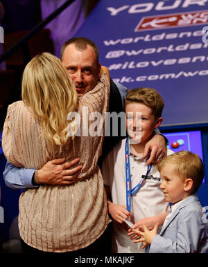 Sheffield. 7. Mai, 2018. Mark Williams von Wales umarmt seine Frau nach seiner abschließenden mit John Higgins von Schottland an der World Snooker Championship 2018 im Crucible Theatre in Sheffield, Großbritannien am 7. Mai 2018. Mark Williams gewann 18-16, um den Titel zu behaupten. Credit: Han Yan/Xinhua/Alamy leben Nachrichten Stockfoto