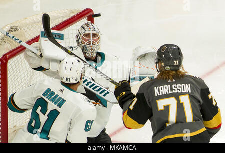 Las Vegas, Nevada, USA. 14 Apr, 2018. San Jose Sharks Torwart Martin Jones (31) Augen einen Puck zurück an ihm abgelenkt durch Vegas Golden Knights Centre William Karlsson (71) im ersten Spiel der NHL Playoff Serie auf der T-Mobile Arena Donnerstag, 26. April 2018, in Las Vegas. Credit: L.E. Baskow/ZUMA Draht/Alamy leben Nachrichten Stockfoto