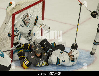 Las Vegas, Nevada, USA. 14 Apr, 2018. San Jose Sharks Torwart Martin Jones (31) ist wieder in die Net angetrieben durch eine Schiebetür Vegas Golden Knights rechten Flügel Reilly Smith (19) mit Verteidiger Paul Martin (7) Neben ihm im ersten Spiel der NHL Playoff Serie auf der T-Mobile Arena Donnerstag, 26. April 2018, in Las Vegas. Credit: L.E. Baskow/ZUMA Draht/Alamy leben Nachrichten Stockfoto