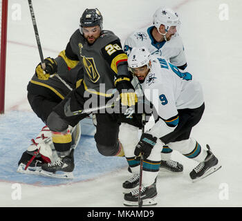 Las Vegas, Nevada, USA. 14 Apr, 2018. Vegas goldene Ritter William linken Träger (28) verteidigt die net von einer treibenden San Jose Sharks linken Flügel Evander Kane (9) im ersten Spiel der NHL Playoff Serie auf der T-Mobile Arena Donnerstag, 26. April 2018, in Las Vegas. Credit: L.E. Baskow/ZUMA Draht/Alamy leben Nachrichten Stockfoto