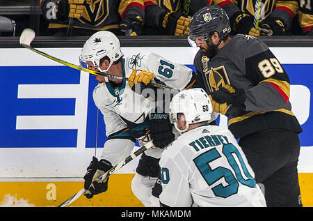 Las Vegas, Nevada, USA. 14 Apr, 2018. San Jose Sharks defenseman Justin Braun (61) Nimmt ein Stick auf das Gesicht von Vegas Golden Knights rechten Flügel Alex Tuch (89) im ersten Spiel der NHL Playoff Serie auf der T-Mobile Arena Donnerstag, 26. April 2018, in Las Vegas. Credit: L.E. Baskow/ZUMA Draht/Alamy leben Nachrichten Stockfoto