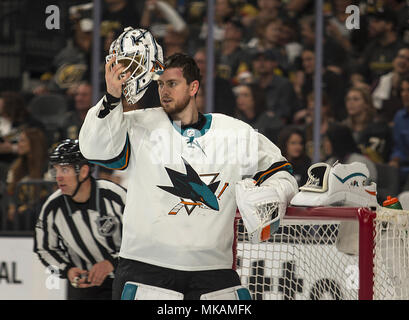 Las Vegas, Nevada, USA. 4. Mai, 2018. San Jose Sharks Torwart Martin Jones (31) nimmt eine kleine Pause auf ein Timeout gegen die Vegas Golden Knights in der fünften Spiel der NHL Playoff Serie auf der T-Mobile Arena Freitag, 4. Mai 2018, in Las Vegas. Credit: L.E. Baskow/ZUMA Draht/Alamy leben Nachrichten Stockfoto