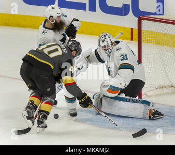 Las Vegas, Nevada, USA. 4. Mai, 2018. Vegas Golden Knights center Ryan Tischler (40) Arbeitet ein Schuß weg vorbei San Jose Sharks defenseman Brent Burns (88) und Torwart Martin Jones (31) Uhren in der Nähe im 5. Spiel der NHL Playoff Serie auf der T-Mobile Arena Freitag, 4. Mai 2018, in Las Vegas. Credit: L.E. Baskow/ZUMA Draht/Alamy leben Nachrichten Stockfoto