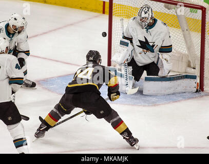 Las Vegas, Nevada, USA. 4. Mai, 2018. Vegas Golden Knights Zentrum Oscar Lindberg (24) nimmt einen Schuß auf Ziel als San Jose Sharks Torwart Martin Jones (31) Uhren in der Nähe im 5. Spiel der NHL Playoff Serie auf der T-Mobile Arena Freitag, 4. Mai 2018, in Las Vegas. Credit: L.E. Baskow/ZUMA Draht/Alamy leben Nachrichten Stockfoto