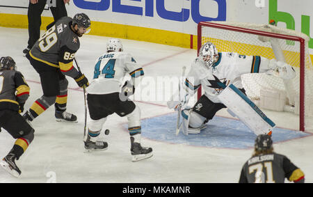 Las Vegas, Nevada, USA. 4. Mai, 2018. Vegas Golden Knights rechten Flügel Alex Tuch (89) nimmt einen Schuß auf Ziel gegen San Jose Sharks Torwart Martin Jones (31) während der 5. Spiel der NHL Playoff Serie auf der T-Mobile Arena Freitag, 4. Mai 2018, in Las Vegas. Credit: L.E. Baskow/ZUMA Draht/Alamy leben Nachrichten Stockfoto