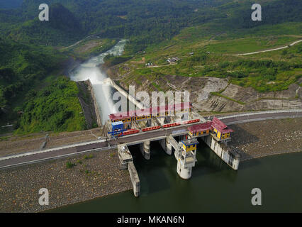 (180508) -- JAKARTA, 8. Mai 2018 (Xinhua) - Datei Foto genommen, am 23. März 2017 zeigt das Jatigede Damm in der indonesischen Provinz West Java. Im Jahr 2007 wurde Chinas Sinohydro Zusammenarbeit unterzeichnet einen Vertrag mit der indonesischen Regierung über den Bau der Jatigede Damm, mit 90 Prozent des Fonds aus einem Darlehen der Export-Import-Bank von China kommen und zu 10 Prozent von der indonesischen Regierung angeeignet. Als zweitgrößter Indonesiens Staudamm, der Jatigede Damm würde Bewässerung von 90.000 Hektar Ackerland und dienen auch als Reiseziel und eine Fischerei. (Xinhua) (GJ) Stockfoto