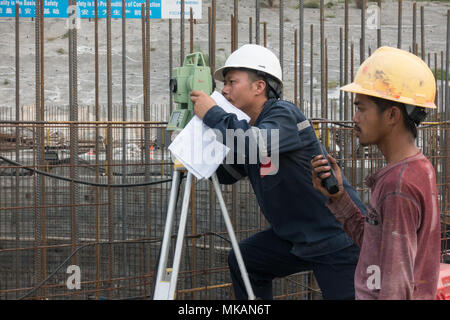 (180508) -- JAKARTA, 8. Mai 2018 (Xinhua) - Arbeitnehmer auf der Baustelle des Jatigede Damm in der indonesischen Provinz West Java, 28. April 2018 gesehen. Im Jahr 2007 wurde Chinas Sinohydro Zusammenarbeit unterzeichnet einen Vertrag mit der indonesischen Regierung über den Bau der Jatigede Damm, mit 90 Prozent des Fonds aus einem Darlehen der Export-Import-Bank von China kommen und zu 10 Prozent von der indonesischen Regierung angeeignet. Als zweitgrößter Indonesiens Staudamm, der Jatigede Damm würde Bewässerung von 90.000 Hektar Ackerland und dienen auch als Reiseziel und eine Fischerei. (Xinhua / Du Yu Stockfoto