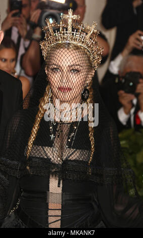 New York City, New York, USA. 7. Mai, 2018. MADONNA besucht die Costume Institute profitieren feiert die Eröffnung der Himmelskörper: Mode und der Katholischen Phantasie Ausstellung im Metropolitan Museum of Art Credit: Nancy Kaszerman/ZUMA Draht/Alamy Leben Nachrichten gehalten Stockfoto