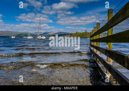 Segelboote auf Windermere, in der Nähe von claife Höhen, Windermere, Lake District, Cumbria Stockfoto