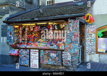 Bern, Schweiz - 17. Oktober 2017: Eine große Anzahl von Abzeichen, Magnete und andere Souvenirs für Touristen im Shop auf der Stadt. Stockfoto