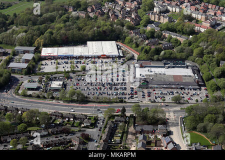 Luftaufnahme von Asda Killingbeck & Retail Park, Leeds, Großbritannien Stockfoto