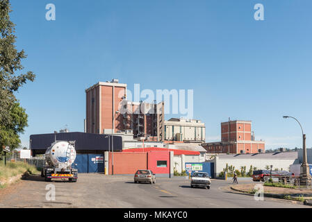 ESTCOURT, SÜDAFRIKA - 21. MÄRZ 2018: Street Scene mit der Fabrik der Nestle-konzern, Milch-LKW und Autos sichtbar Stockfoto