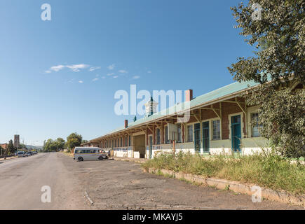 ESTCOURT, SÜDAFRIKA - 21. MÄRZ 2018: Street Scene mit dem Bahnhof in Estcourt in der Provinz Kwazulu-Natal sichtbar Stockfoto