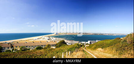 Mit Blick auf das blaue Wasser des Portland Harbour und den Englischen Kanal, durch Chesil Beach unterteilt, vom Gipfel des alten Steinbruchs Straßenbahnen oben Stockfoto