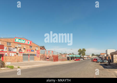 ESTCOURT, SÜDAFRIKA - 21. MÄRZ 2018: eine Straße Szene mit Unternehmen und Fahrzeuge in Estcourt in der Provinz Kwazulu-Natal Stockfoto