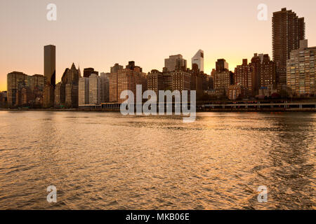 Skyline von Manhattan bei Sonnenuntergang, New York City, NY, USA Stockfoto