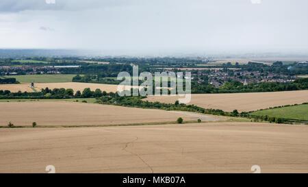 Ein Regenguß regen Wanten Dörfer in der Agrarlandschaft von Aylesbury Vale in Buckinghamshire, England, mit ivinghoe Windmühle stehend im fi Stockfoto