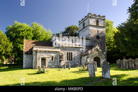 Wimborne, England, UK - 29. Juni 2013: Sommer Sonne scheint auf den traditionellen Pfarrkirche von Gussage St Michael in Dorset der Cranborne Chase. Stockfoto