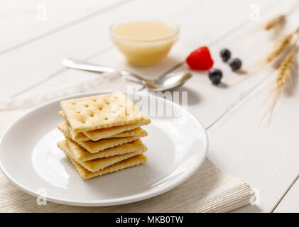 Cracker mit Kondensmilch und Obst, Frühstück Stockfoto