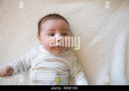 2 Monate alten Baby auf einer weißen Decke Stockfoto