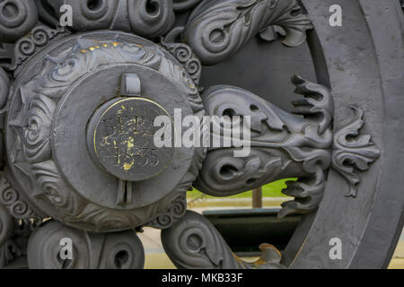 Moskau, Russland - April, 29, 2018: Nahaufnahme des Rades der gun Beförderung von alten Kanonen. Sammlung gezeigt ausländischer Kanone der XVI-XIX Jahrhundert Stockfoto