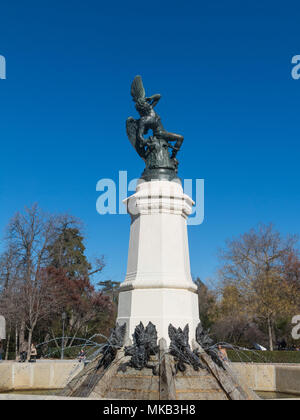 Madrid, Spanien - 27. Januar 2018: Brunnen der gefallene Engel (Fuente del Angel Caido, von Ricardo Castillo de Bellver, 1877) - Markieren von Buen Retiro Park. Buen Re Stockfoto