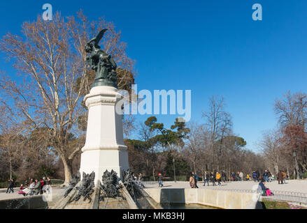 Madrid, Spanien - 27. Januar 2018: Brunnen der gefallene Engel (Fuente del Angel Caido, von Ricardo Castillo de Bellver, 1877) - Markieren von Buen Retiro Park. Buen Re Stockfoto