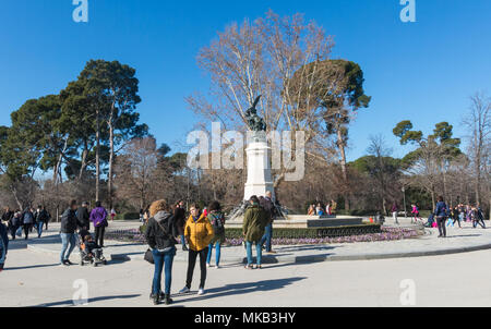 Madrid, Spanien - 27. Januar 2018: Brunnen der gefallene Engel (Fuente del Angel Caido, von Ricardo Castillo de Bellver, 1877) - Markieren von Buen Retiro Park. Buen Re Stockfoto