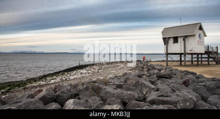 Morecambe, England, Großbritannien - 11 November, 2017: Der morecambe Sailing Club Gebäude blickt auf den Gewässern der Morecambe Bay in der Irischen See von Mar Stockfoto