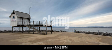 Morecambe, England, Großbritannien - 11 November, 2017: Der morecambe Sailing Club Gebäude blickt auf den Gewässern der Morecambe Bay in der Irischen See von Mar Stockfoto