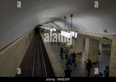 Moskau, Russland - April, 29, 2018: Oben Blick auf die architektonische Gestaltung der Metro Station mit unbekannten Menschen warten auf den Zug in die Moskauer Metro Stockfoto