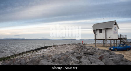 Morecambe, England, Großbritannien - 11 November, 2017: Der morecambe Sailing Club Gebäude blickt auf den Gewässern der Morecambe Bay in der Irischen See von Mar Stockfoto