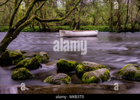 Rudern mit dem Boot auf dem Fluss Rothay zwischen Grasmere und Rydal Wasser, Ambleside, Lake District, Cumbria Stockfoto