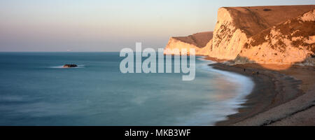 Morgens scheint die Sonne auf den Kreidefelsen der bat Kopf und Swyre Kopf in der Nähe von Durdle Door auf Englands Jurassic Coast. Stockfoto