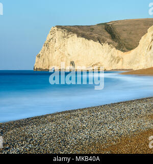 Morgens scheint die Sonne auf den Kreidefelsen der bat Kopf und Swyre Kopf in der Nähe von Durdle Door auf Englands Jurassic Coast. Stockfoto