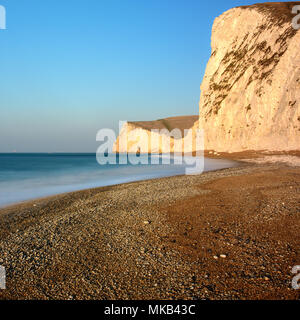 Morgens scheint die Sonne auf den Kreidefelsen der bat Kopf und Swyre Kopf in der Nähe von Durdle Door auf Englands Jurassic Coast. Stockfoto