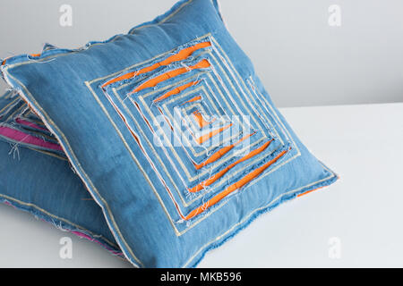 Handgefertigte, Interior Design, Handwerk Konzept. Nahaufnahme der stilvolle Kissen mit Pop up Pattern in geometrischer Form, sie sind von der Jeans Patches und ora genäht. Stockfoto