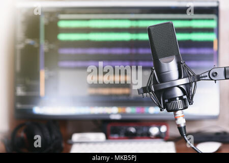 Das Mikrofon auf einem Ständer. Home Podcast Studio. Stockfoto