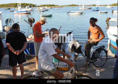 Porto Cesareo, Fischer Verkauf von Fisch auf die Boote im Hafen. Italien. Stockfoto