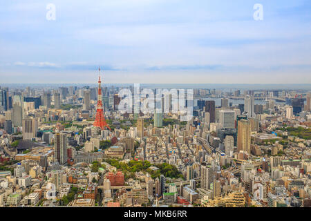 Luftaufnahme von Tokio Skyline am berühmten Tokyo Tower von Mori Tower, die modernen Wolkenkratzer und das höchste Gebäude von Roppongi Hills Komplex in Minato, Tokio, Japan. Stockfoto