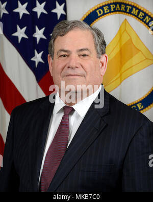 Jeffrey S. Weiß, Principal Deputy Assistant Secretary der Armee (Akquisitionen, Logistik und Technologie), stellt für seine offizielle Portrait in der Armee portrait Studio in das Pentagon in Arlington, Va., Nov. 8, 2017. (U.S. Armee Foto von Monica King) Stockfoto